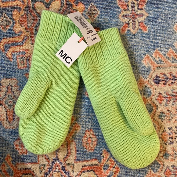 NWT Aritzia Green Mittens Fleece Lined - Picture 2 of 2